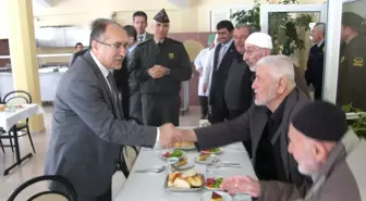 Vali Savaş'tan Huzurevi Ziyareti