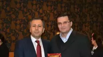 Vali Yerlikaya'dan Gazetecilere '20. Yıl' Plaketi