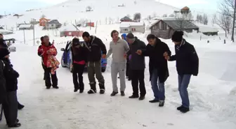 Kayakçılar, Kapanan Yolun Açılışını Halay Çekerek Bekledi