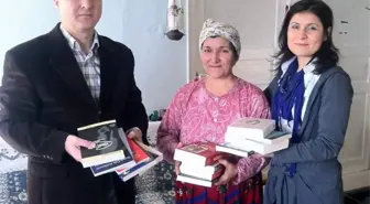 Erdek Kaymakamı, Yaşlı Kadına Kitap Hediye Etti