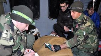 Kardan Yolları Kapanan Köylülerin Yardımına Mehmetçik Yetişti