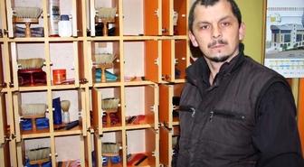 Erkek Kuaförü, Sürekli Müşterileri İçin Ayrı Malzeme Kullanıyor
