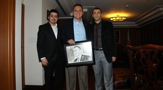 Hacettepe Üniversitesi Rektörü Prof. Dr. Tuncer'e Öğrencilerden Anlamlı Hediye