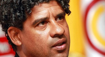 Rijkaard'ı Kovdular!