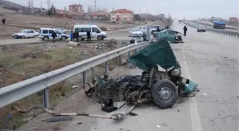 Tır'ın Çarptığı Otomobil İkiye Bölündü: 2 Yaralı