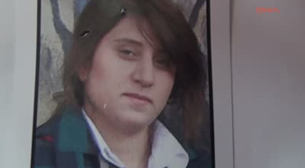 Adıyaman Kaza Kurbanı Olan Elif'in Sırasına Karanfil Bıraktılar Kaza Kurbanı Olan Elif'in Sırasına...