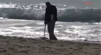 Alanya Yazın Kaybolan Altınları Kışın Dedektörler Topluyorlar Yazın Kaybolan Altınları Kışın...