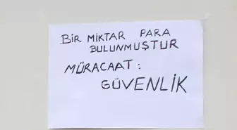 Bulduğu Paranın Sahibini Duvara Astığı Yazıyla Arıyor