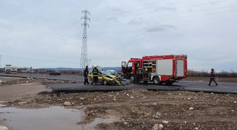 Sakarya'da 2 Otomobil Kafa Kafaya Çarpıştı: 3 Yaralı