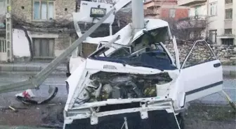 Otomobiliyle Aydınlatma Direğine Çarpan Müzisyen Öldü