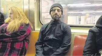 Google Glass'lı Sergey Brin New York Metrosunda