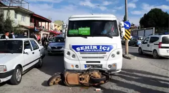 Motosikletiyle Minibüsün Altına Giren Sürücü Yaralı Kurtuldu