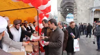 Erzurum'da 10 Bin Gül ve Lokum Dağıtıldı