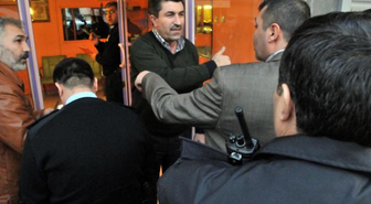 Taş Atarak Vitrin Camını Kırdığı Kuyumcuyu Soydu