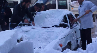 Çatıdan Düşen Kar Kütlesi Otomobili Hurdaya Çevirdi
