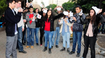 Liseli Bir Grup 'Karne Yırtma' Eylemi Yaptı