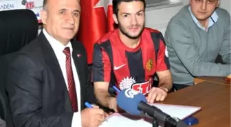 Eskişehirspor, Özgür Çek ile 3,5 Yıllık Sözleşme İmzaladı