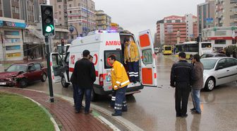Kırmızı Işık İhlali Yapınca Kaza Yaptılar