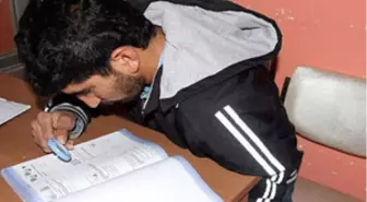 Üniversite Sınavına 'Büyüteç' ile Hazırlanıyor