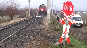 Tren Servis Minibüsüne Çarptı: 1 Ölü, 6 Yaralı