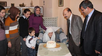 106 Yaşındaki Asırlık Çınara Doğum Günü Sürprizi