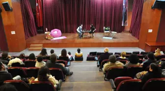 Kuşadası Belediyesi'nden Tiyatro Gösterisi