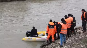 Taşlara Çarpan Kamyonet Kızılırmak'a Uçtu