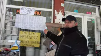 Borçluların Listesini Cama Astı