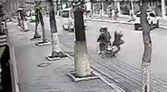 Motosiklet Kazası Güvenlik Kamerasına Yansıdı