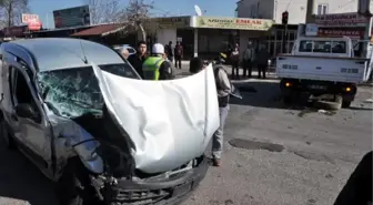 Akraba Ziyaretine Giden Aile Kaza Yaptı: 4 Yaralı