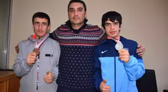 Atletler Bayram Ediyor