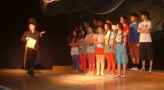 Burhaniye'de Amatör Gençlerin Oyunu İlgi Gördü