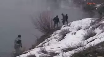 Muş İlkel Sal Üzerinde Ateş Yakıp Avlanıyorlar