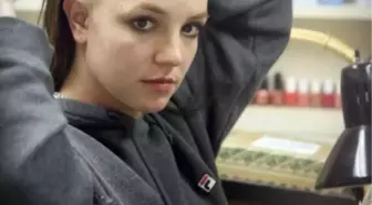 Britney Yine Dağıttı