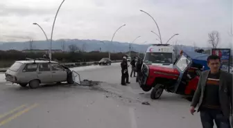 Otomobil ile Traktör Çarpıştı: 2 Yaralı