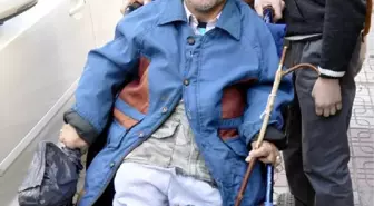 Polis Engelli Tanığı Adliye Merdivenlerden Kucağında İndirdi