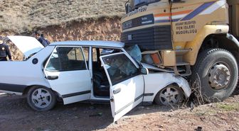 Kamyon ile Otomobil Kafa Kafaya Çarpıştı: 2 Yaralı