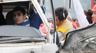 Kırmızı Işıkta Duran Yolcu Minibüsüne Arkadan Çarptı