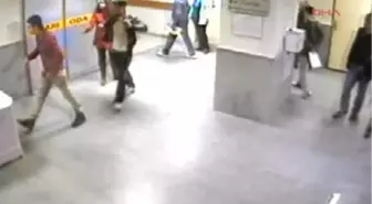 Özel Acil Serviste Polise Tekme Tokat Saldırdı ) Acil Serviste Polise Tekme Tokat Saldırdı