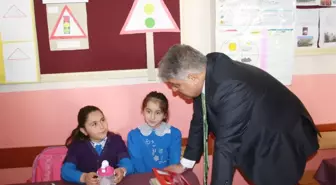 Ağrı Valisi Tekinarslan Öğrencilere Süt Dağıttı