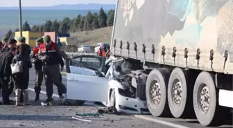 Lüks Otomobil Önündeki Tır'ın Altına Girdi