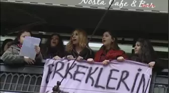 Kadınlardan Avm'de Pankartlı Protesto