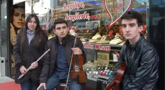 Kuyumcu, Sevgililer Günü'nde Canlı Müzikle Satışlarını Arttırdı