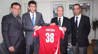 Başkan Acar, Kaymakam Kula'ya Forma Hediye Etti