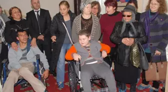 Mavi Kapaklar Tekerlekli Sandalyeye Dönüştü