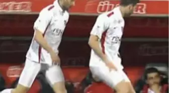 Maça Şortsuz Girdi