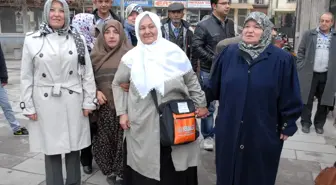 Bolvadin'de Umre Yolcuları Dualarla Uğurlandı