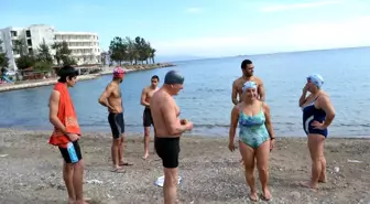Yüzücüler Kış Maratonuna Hazırlık İçin Denize Girdi