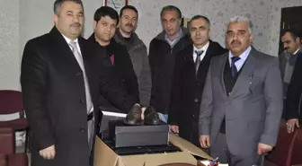 AK Parti'den Lise Öğrencilerine Ayakkabı Yardımı