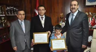 Başarılı Satranççılar, Gençlik Hizmetleri ve Spor İl Müdürü Fındıklı'yı Ziyaret Etti